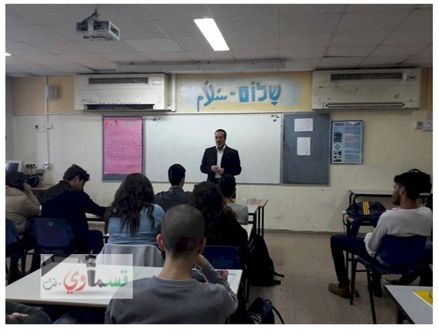 مدير المدرسة الثانوية الشاملة , إياد عامر , محاضراً أمام طلاب وطالبات ثانوية أحاد عهام في مدينة بيتح تكفا